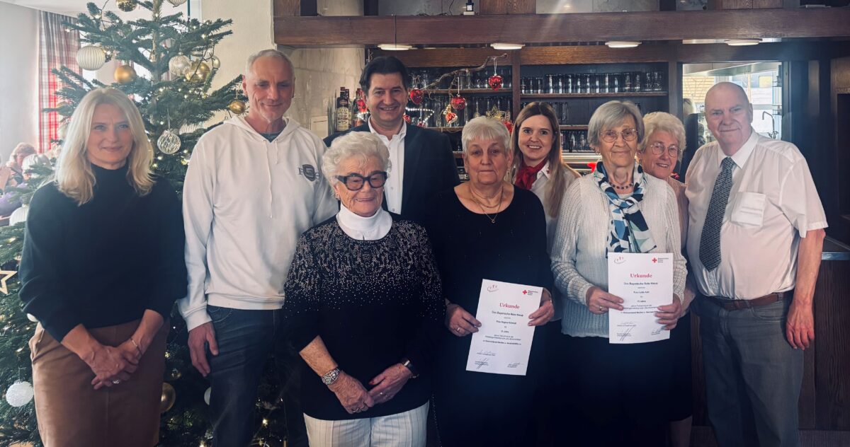 BRK-Wassergymnastik feiert in Moosbach Weihnachten mit Ehrungen