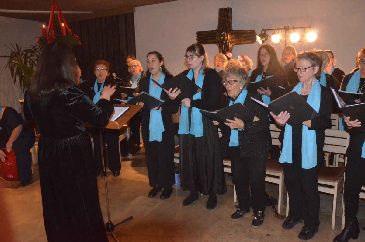 „CHORisma“ lockt 120 Musikfreunde zum Adventskonzert