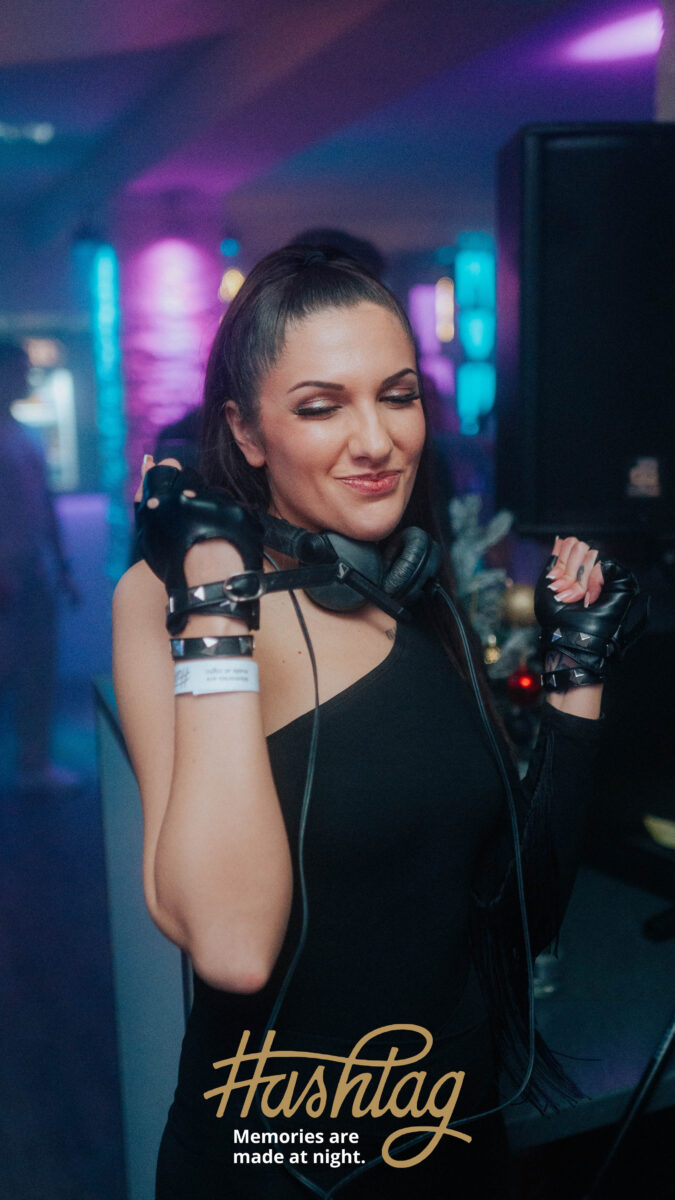 DJ Barbara Franks aus Prager Club lässt das Hashtag beben