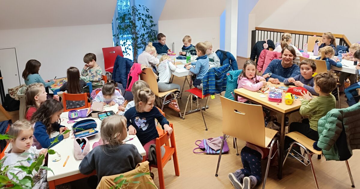 Vorlesen und Weihnachtskugeln basteln