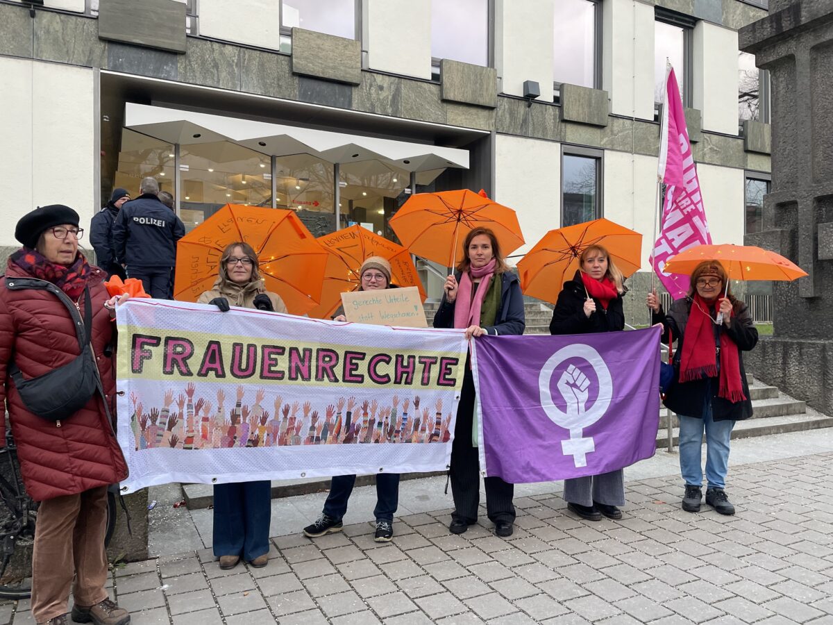 Heimlich Frauen auf Toilette gefilmt: Amtsgericht verurteilt Barbetreiber – Mahnwache