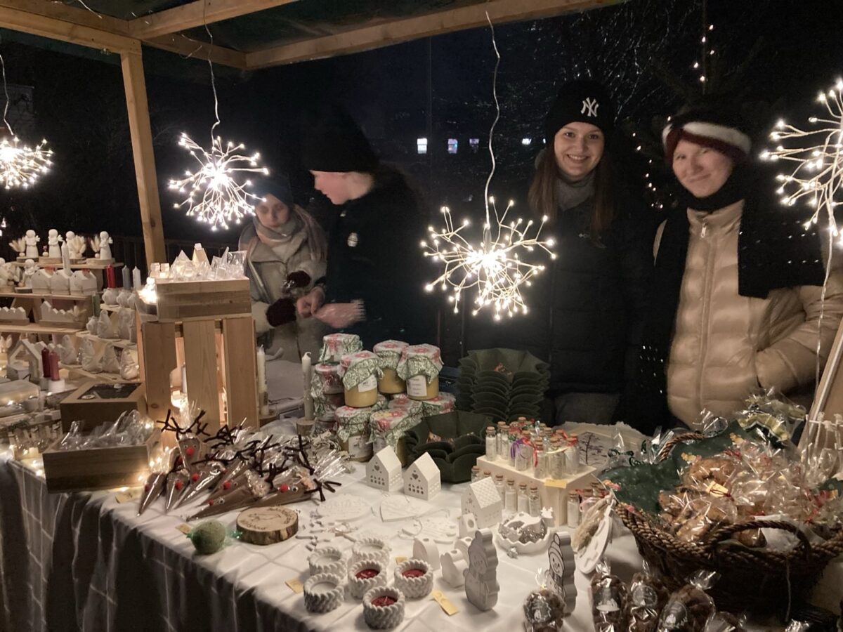 Dritter Bahnhofsadvent begeistert Besucher in Floß