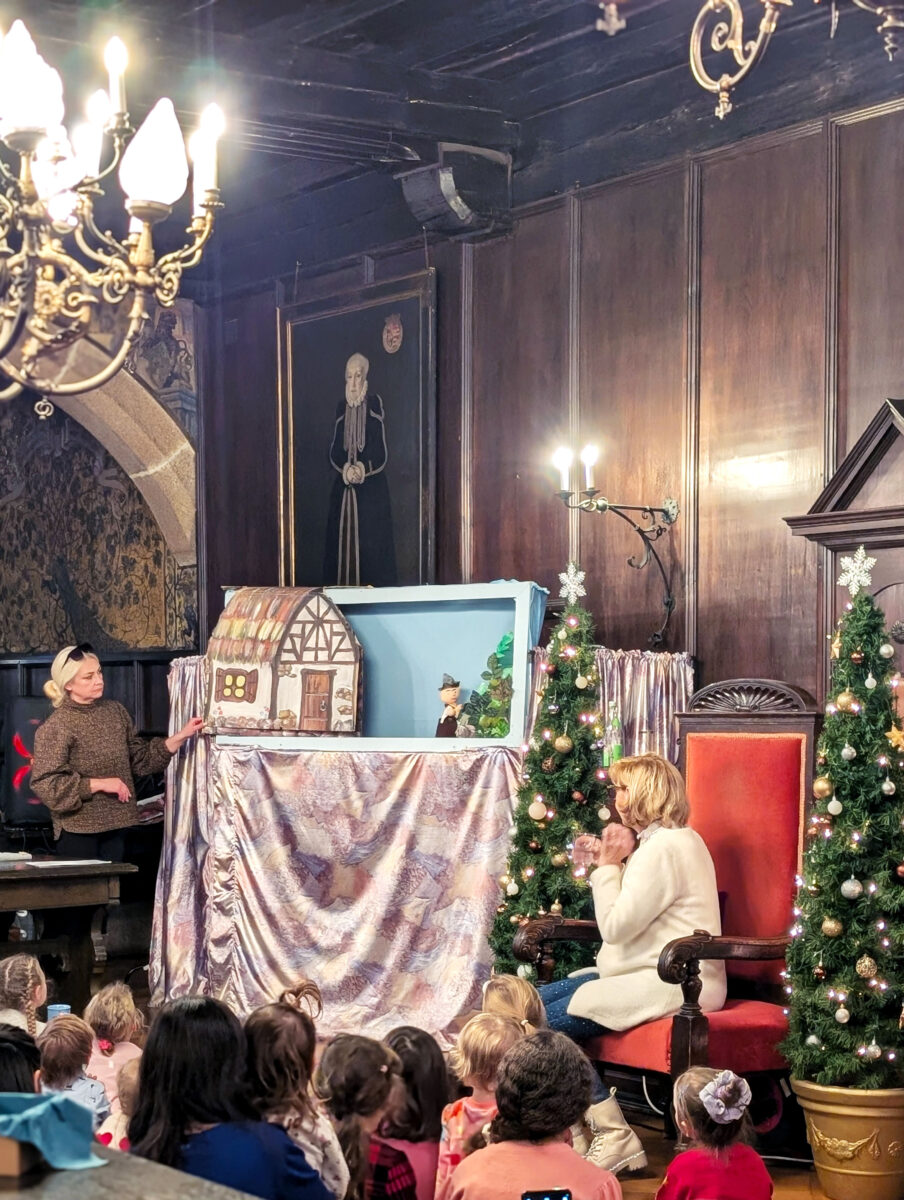 Märchenstunde und Puppentheater verzaubert Kinder im Alten Rathaus Weiden