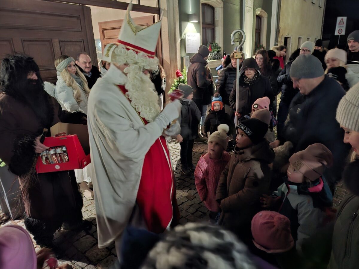 Nikolaus lässt Kinderaugen am Rathaus in Eslarn leuchten