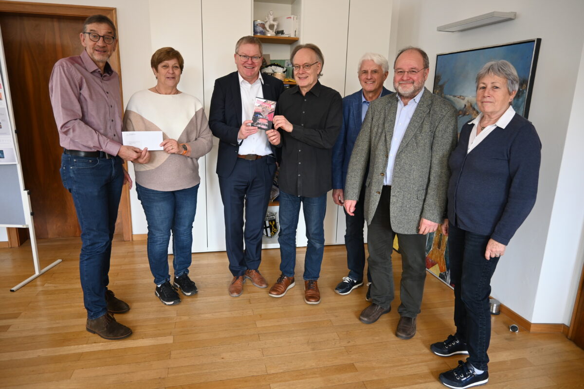 Oberbürgermeister Cerny übergibt 1.000 Euro an Chorgemeinschaft in Amberg