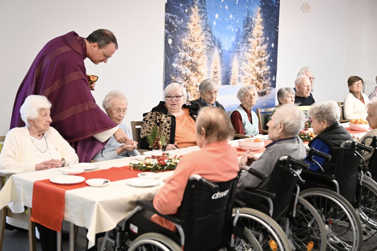 Gottes Hände sind immer ausgestreckt: Caritas-Heim St. Konrad feiert Advent