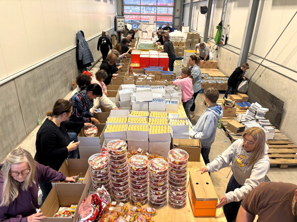 Packaktion in Fensterbach füllt 1.500 Pakete für Johanniter-Weihnachtstrucker