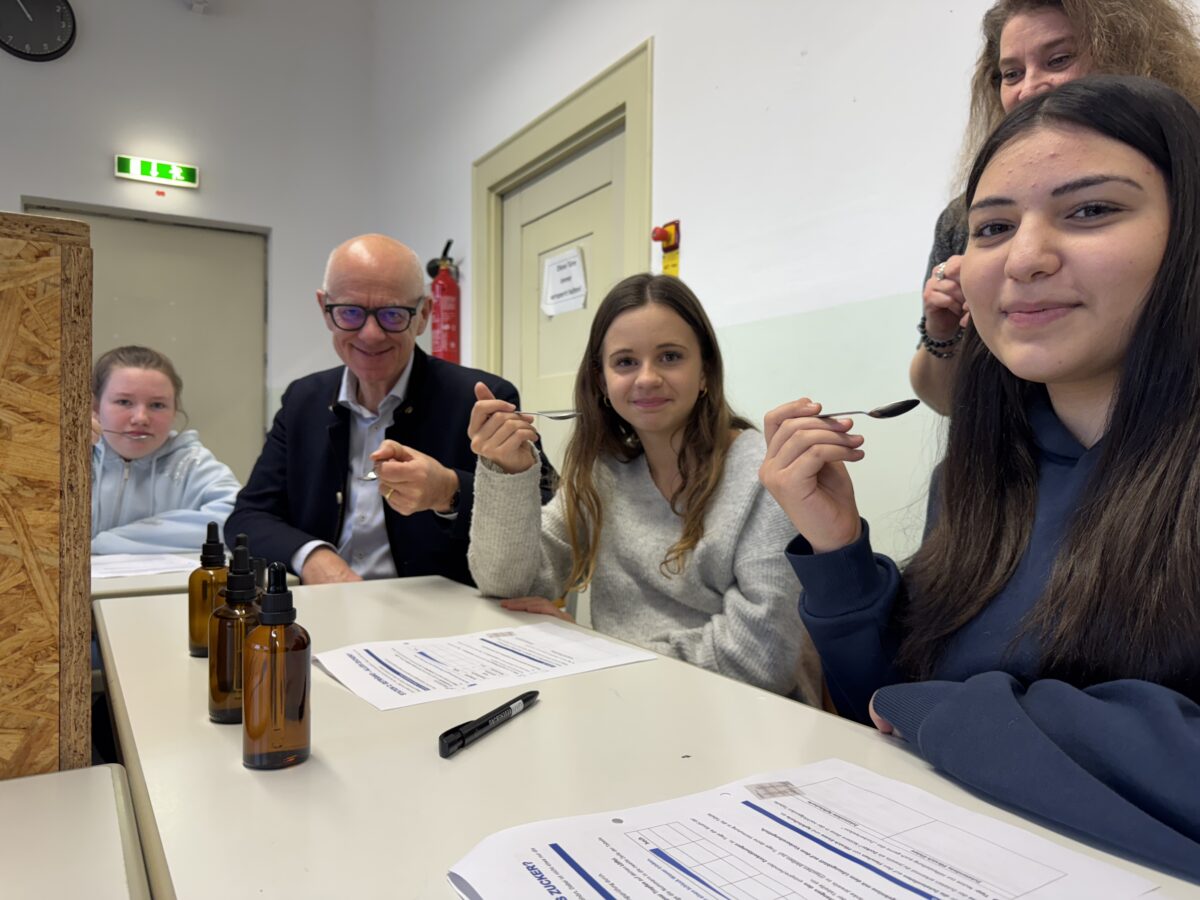 Regierungspräsident erlebt Sensorik-Koffer mit Siebtklässlern in Regensburg