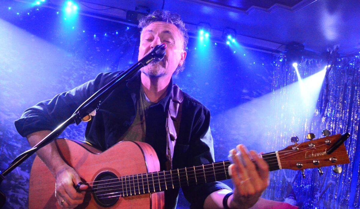 „Guitar Man“ lädt zu stimmungsvollem Christmas-Special