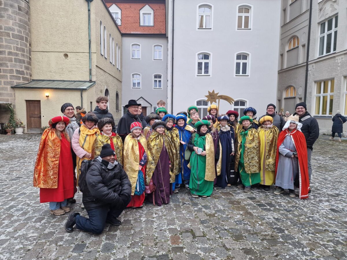 Sternsinger aus Eslarn und Moosbach bei Aussendung in Regensburg