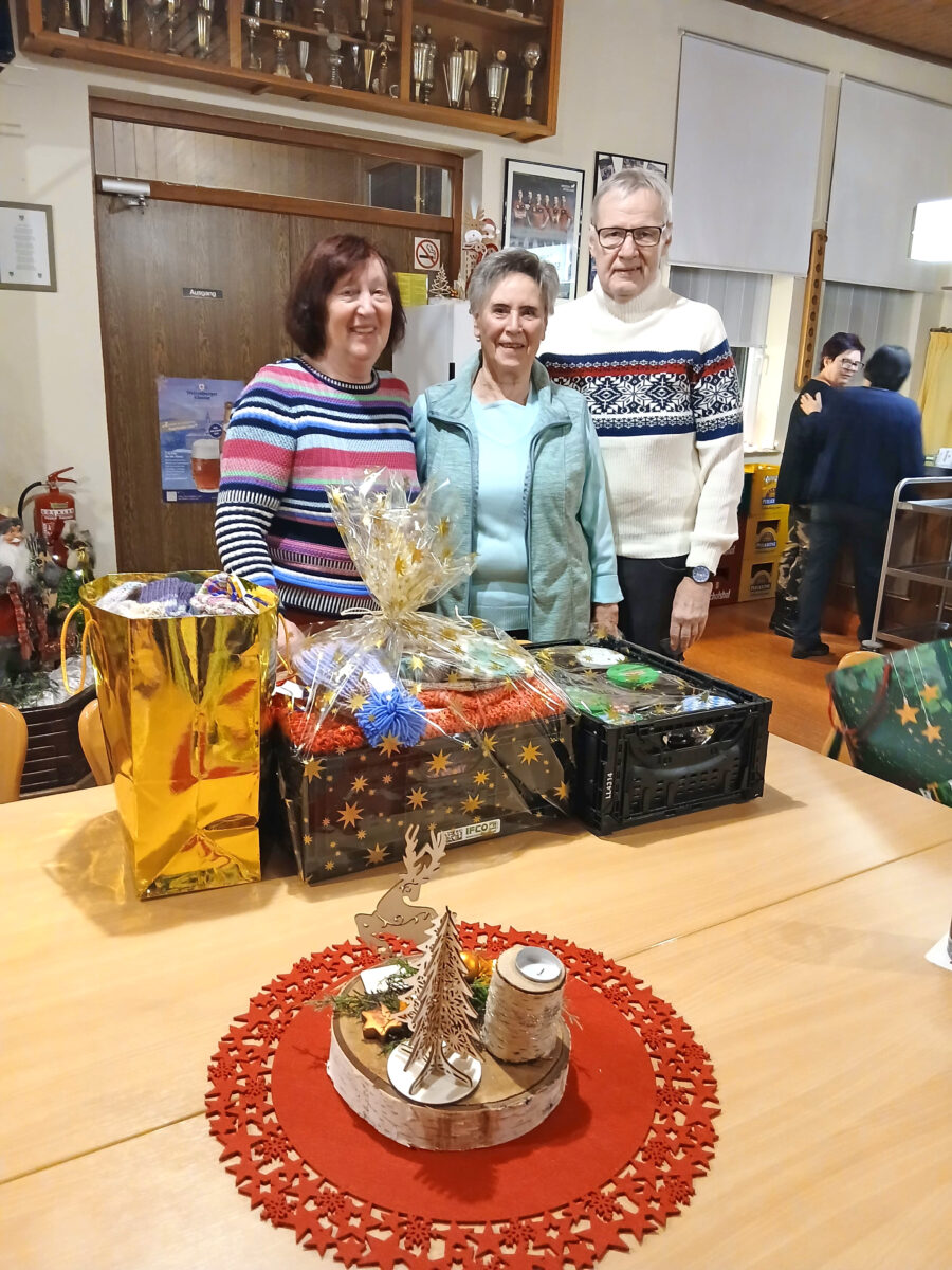 Strickerinnen spenden zu Weihnachten in Maxhütte-Haidhof an die Tafel