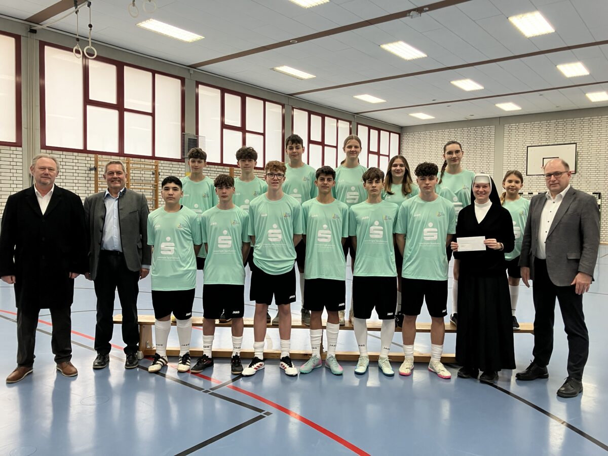 Vereinigte Sparkassen spenden Trikots an Realschule in Auerbach