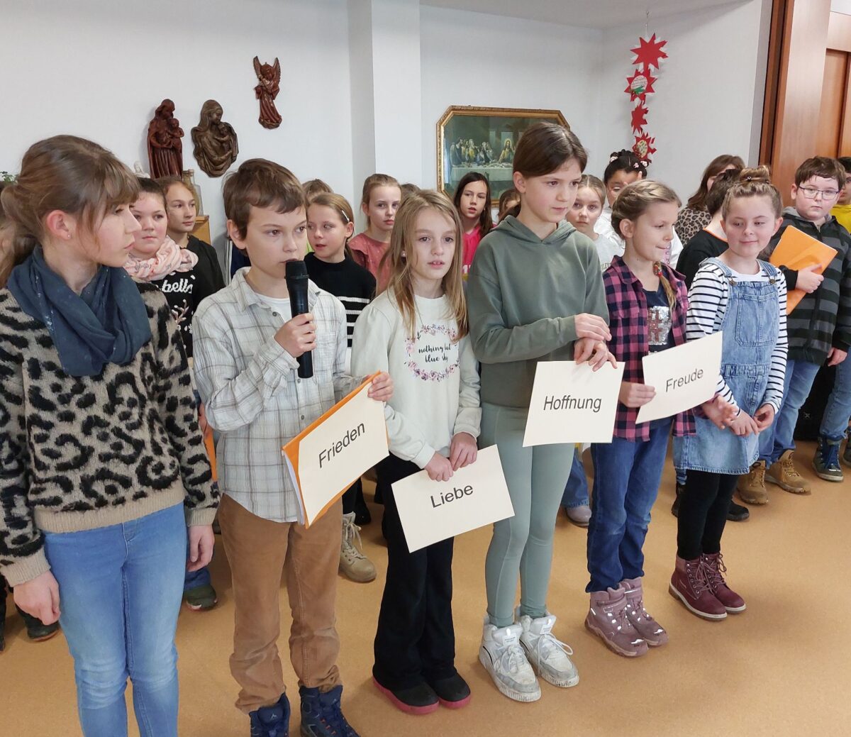 Viertklässler bringen Weihnachtsfreude ins Seniorenheim in Floß