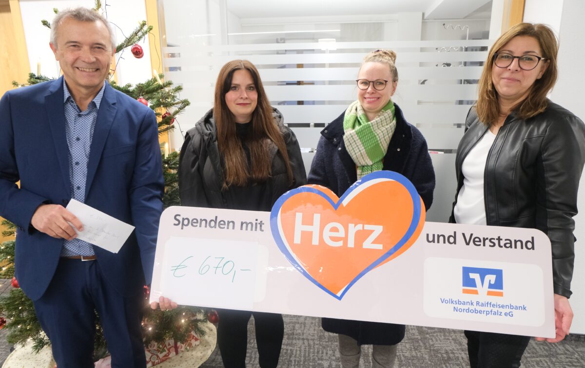 Volksbank Nordoberpfalz spendet je 335 Euro an Kindergärten in Floß