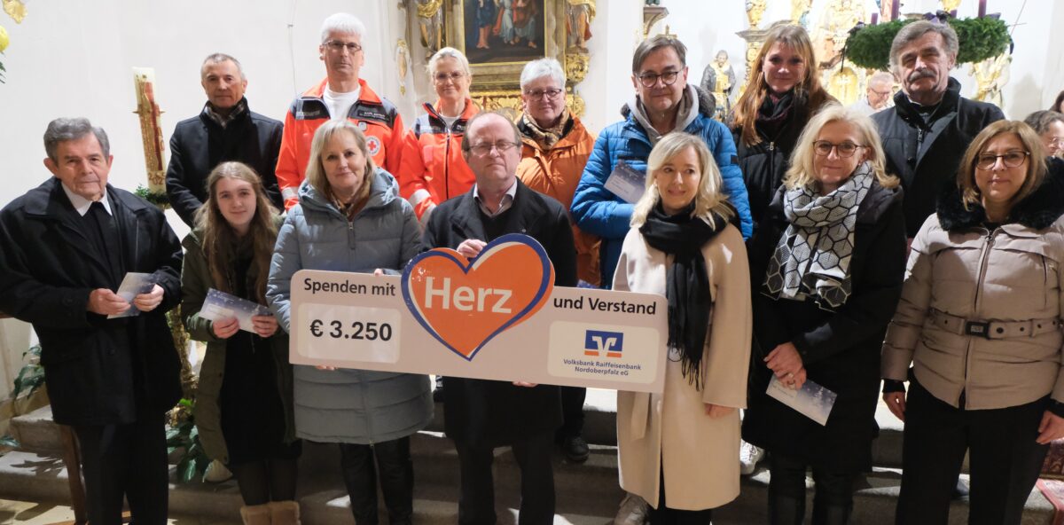 Volksbank spendet 3.250 Euro an Vereine und Kirchen in Floß