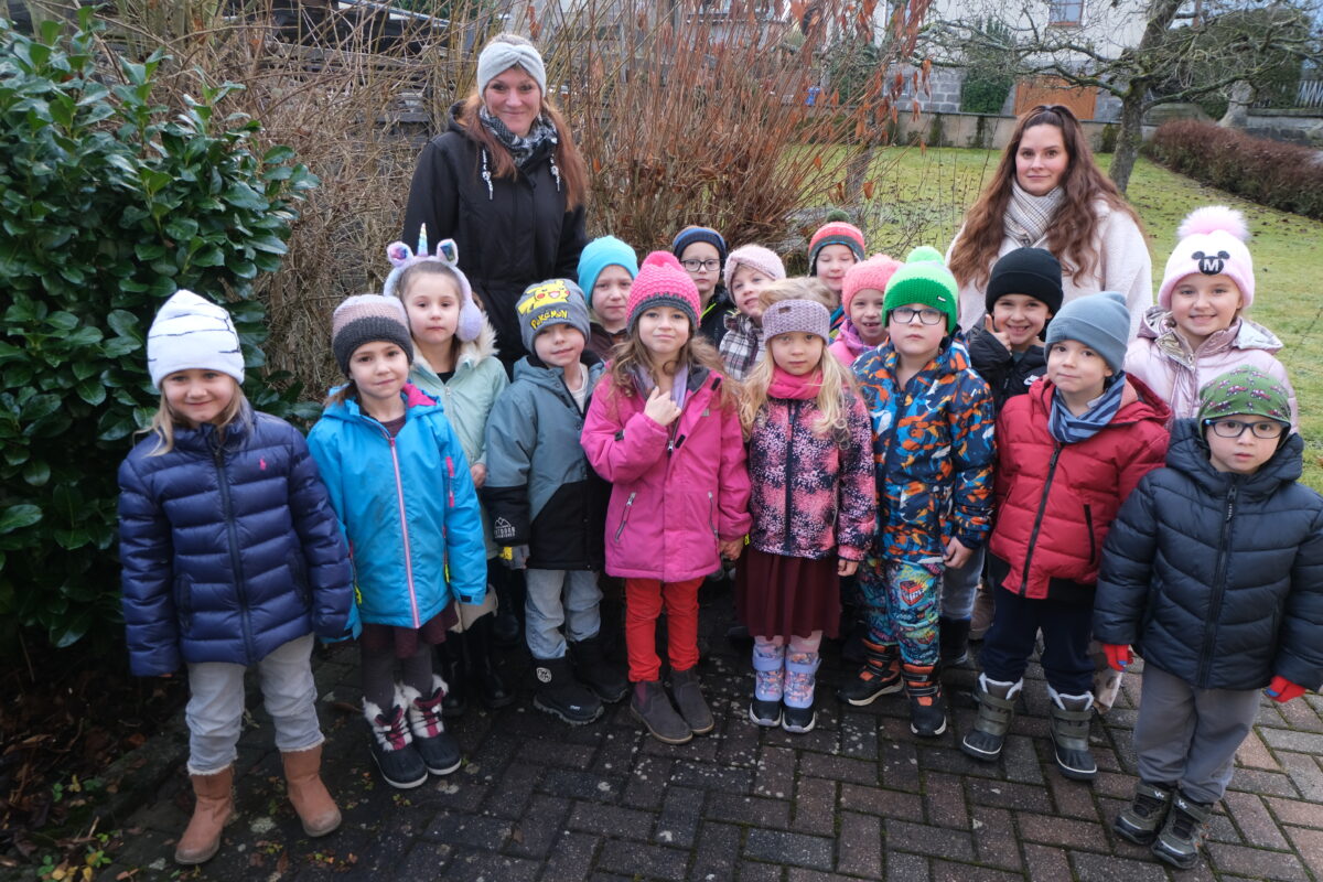 Vorschulkinder verbreiten Weihnachtsfreude in Floß