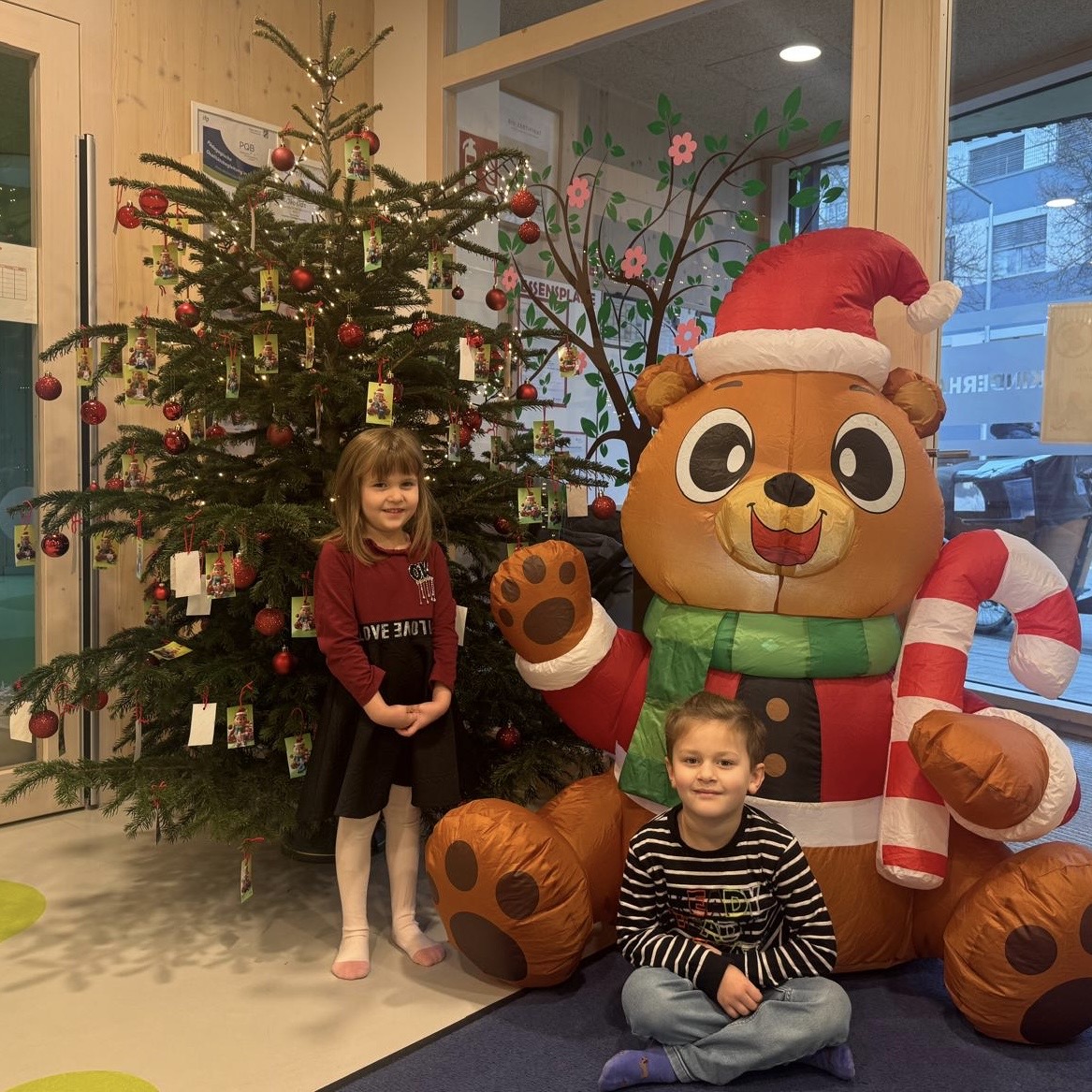 Weihnachtsbaumspende erfreut Kinderhaus Hochhinaus in Regensburg