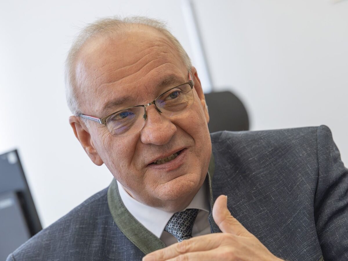 Bezirkshaushalt 2026 knackt Milliarde, Umlage sinkt