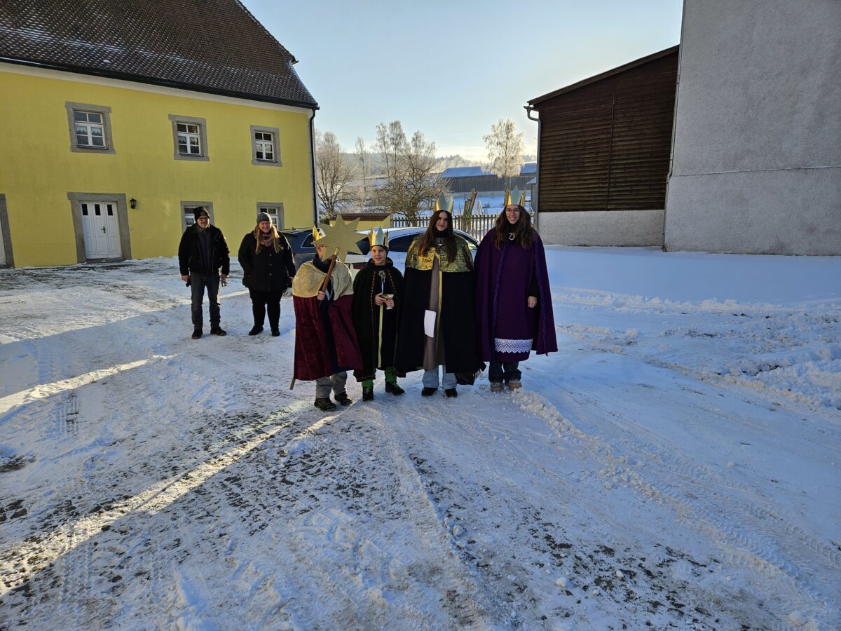 Sternsinger aus Böhmischbruck sammeln bei zweistelligen Minusgraden für Aktion „Schule statt Fabrik“