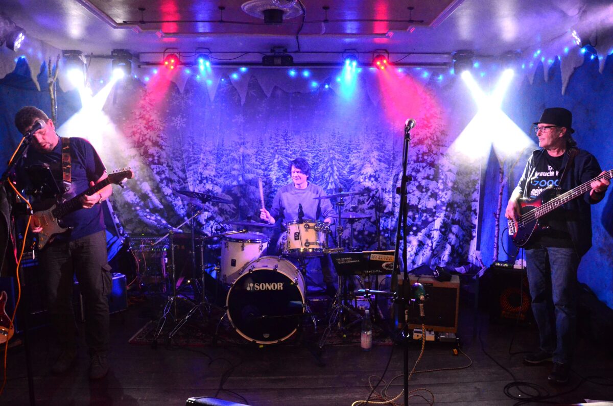 „Blues Control“ kontrollieren die „Live Stage“