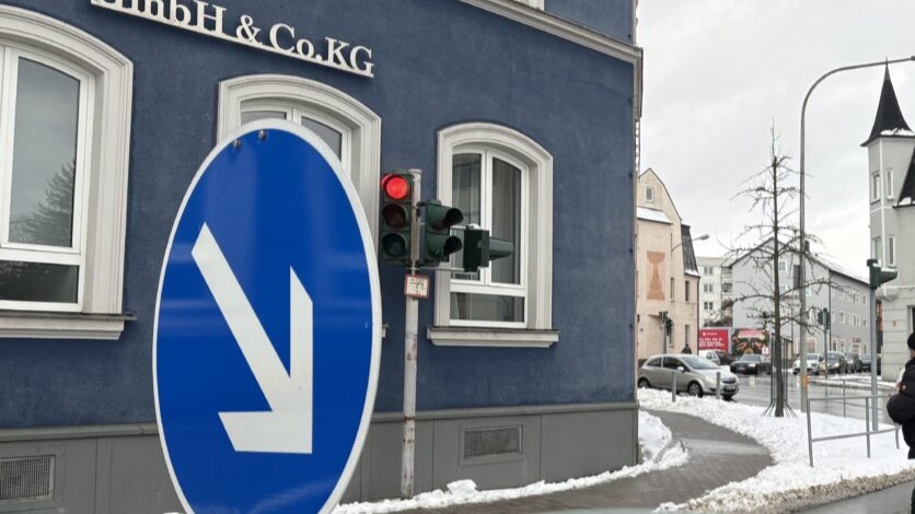 Schwerer Unfall an Kreuzung in Weiden –  Verursacher zweifelt an Ampelschaltung