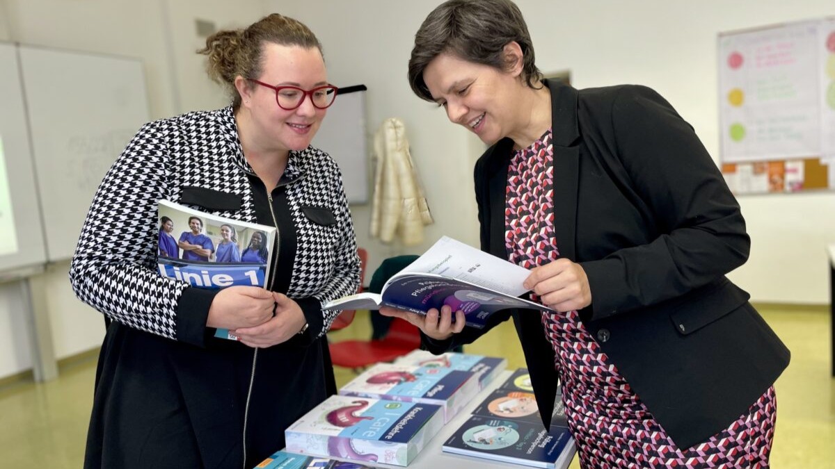 Deutsch lernen für die Pflege: Volkshochschulen unterstützen Azubis aus aller Welt