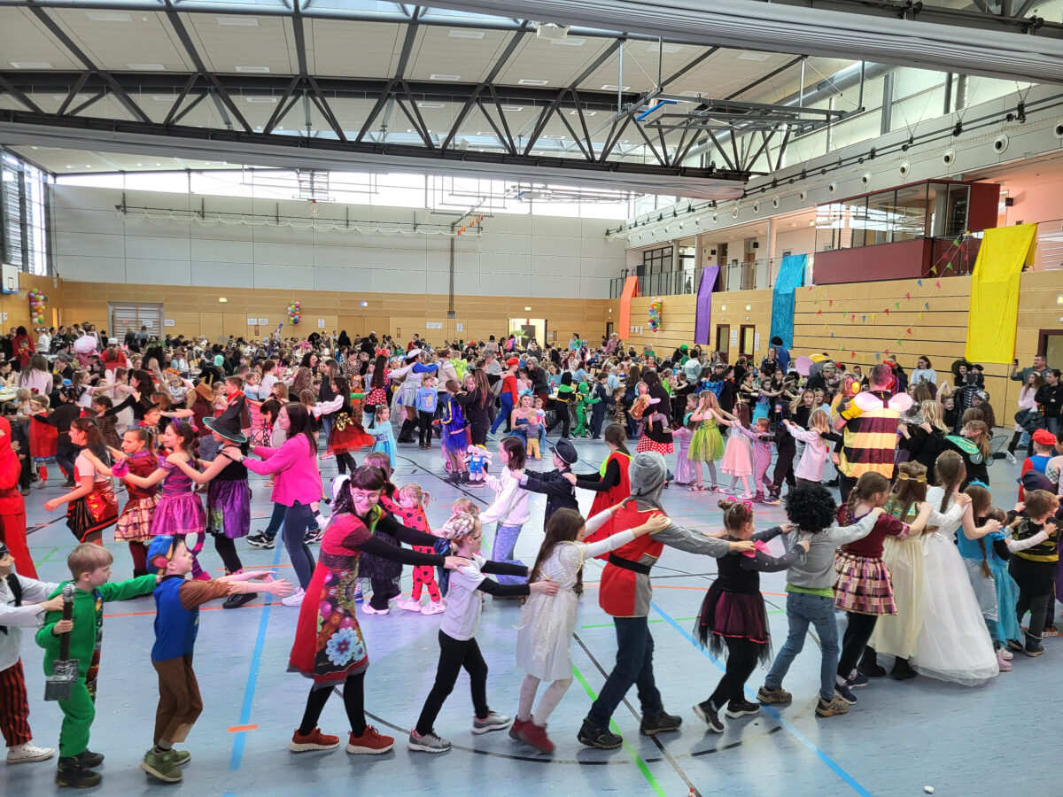 Familien feiern Kinderfasching in Maxhütte-Haidhof mit MAXI-Maus