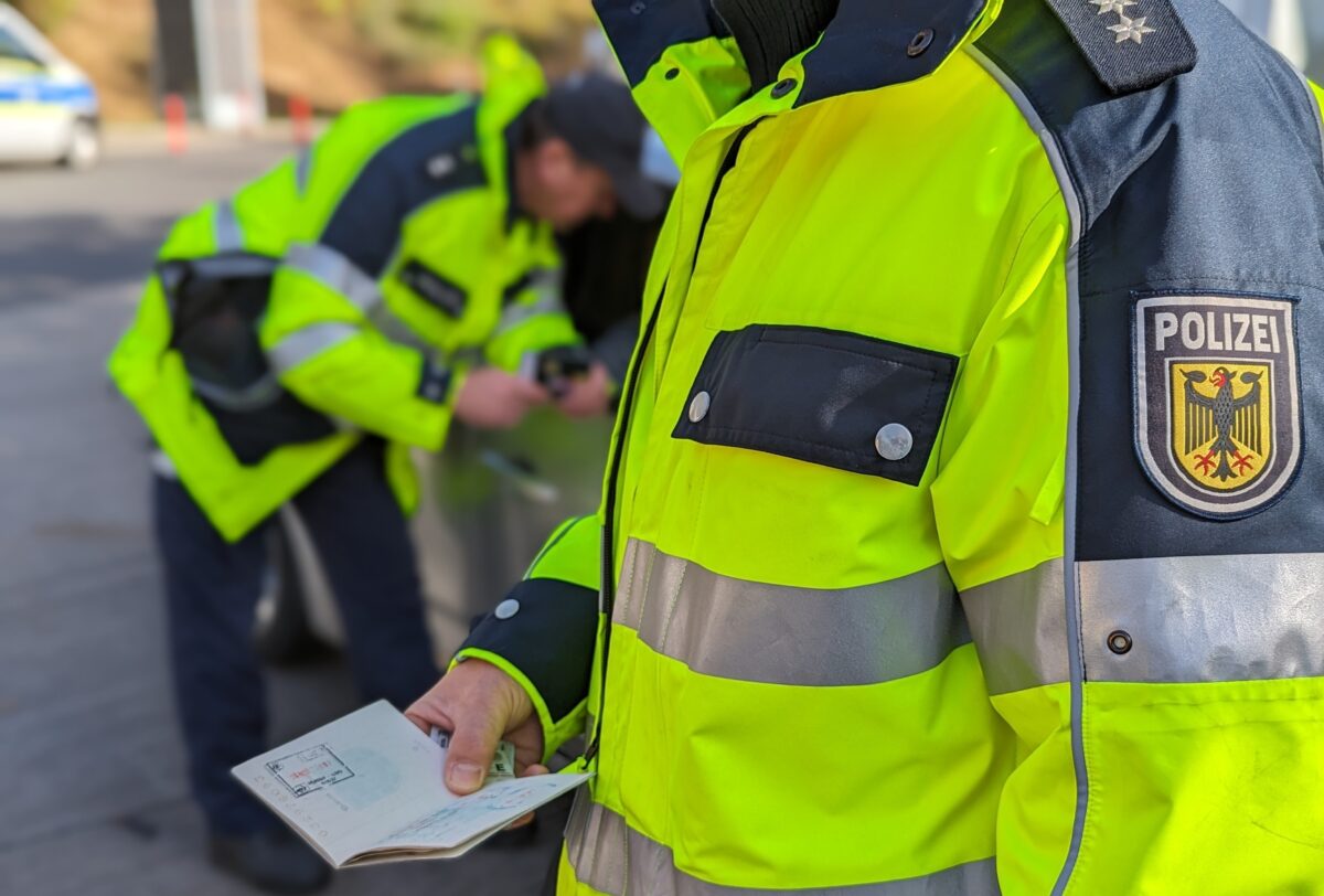 Grenzkontrollen an der Autobahn A6 bei Waidhaus fassen vier Gesuchte