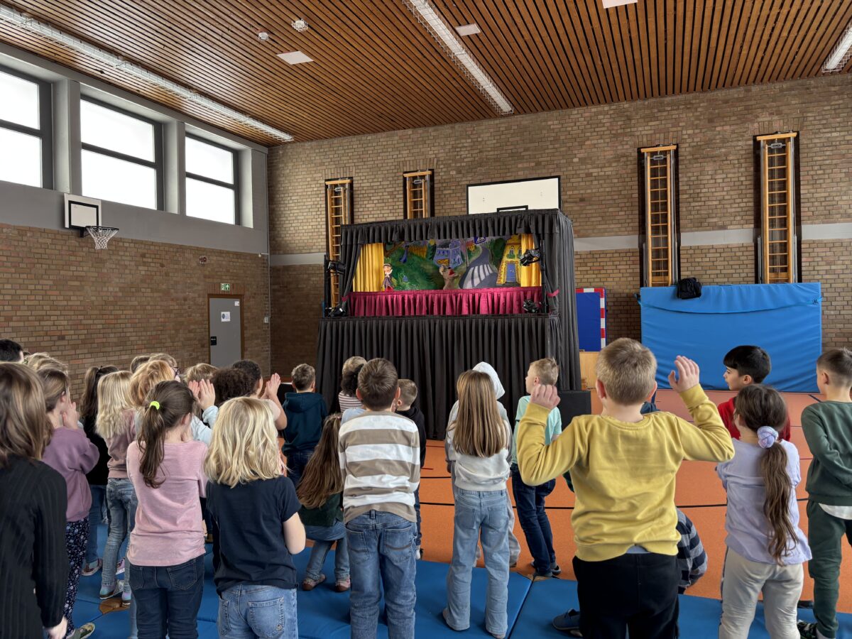 Polizeipuppentheater begeistert Kinder an der Grundschule Grafenwöhr