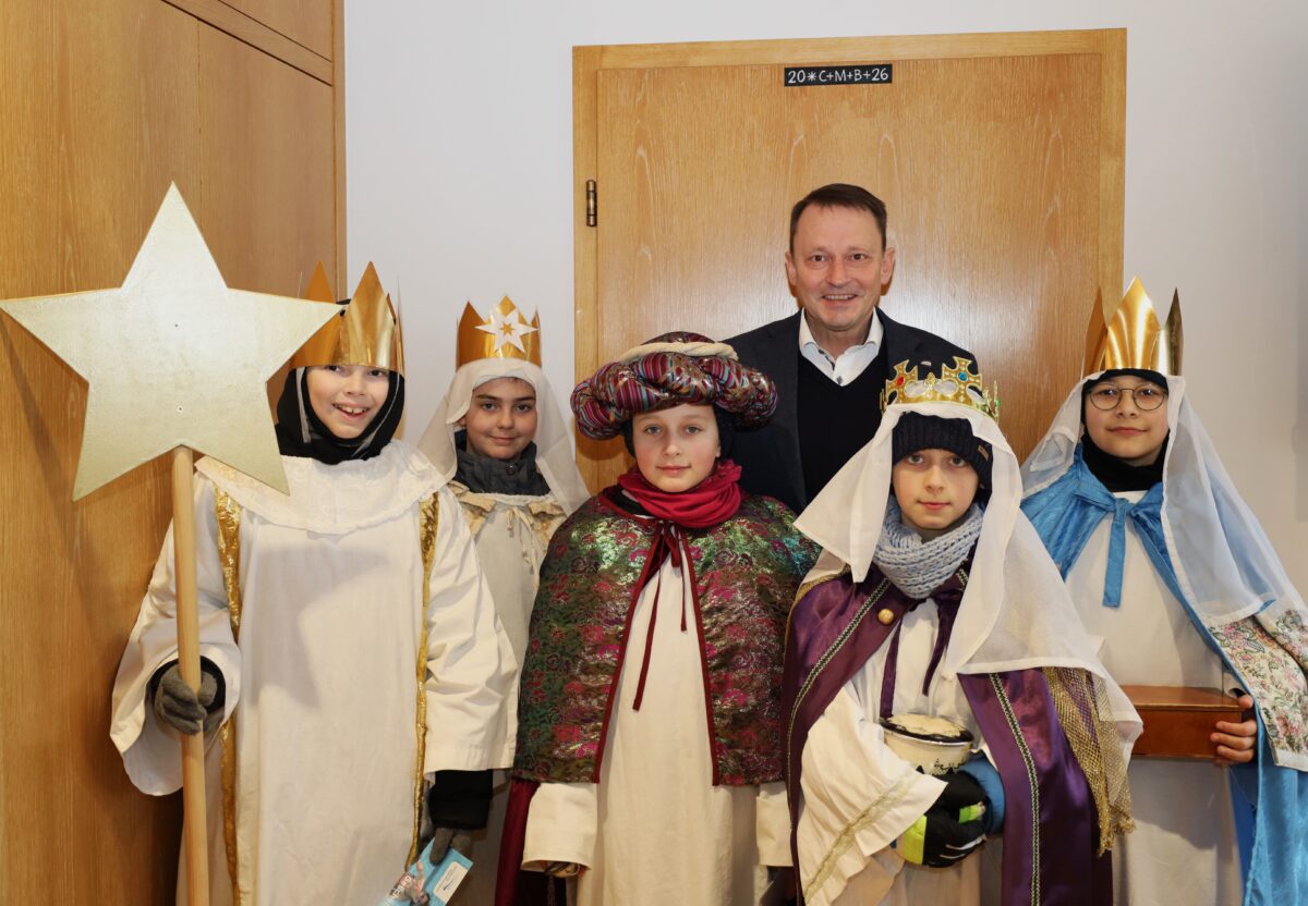 Sternsinger segnen Neues Rathaus in Weiden