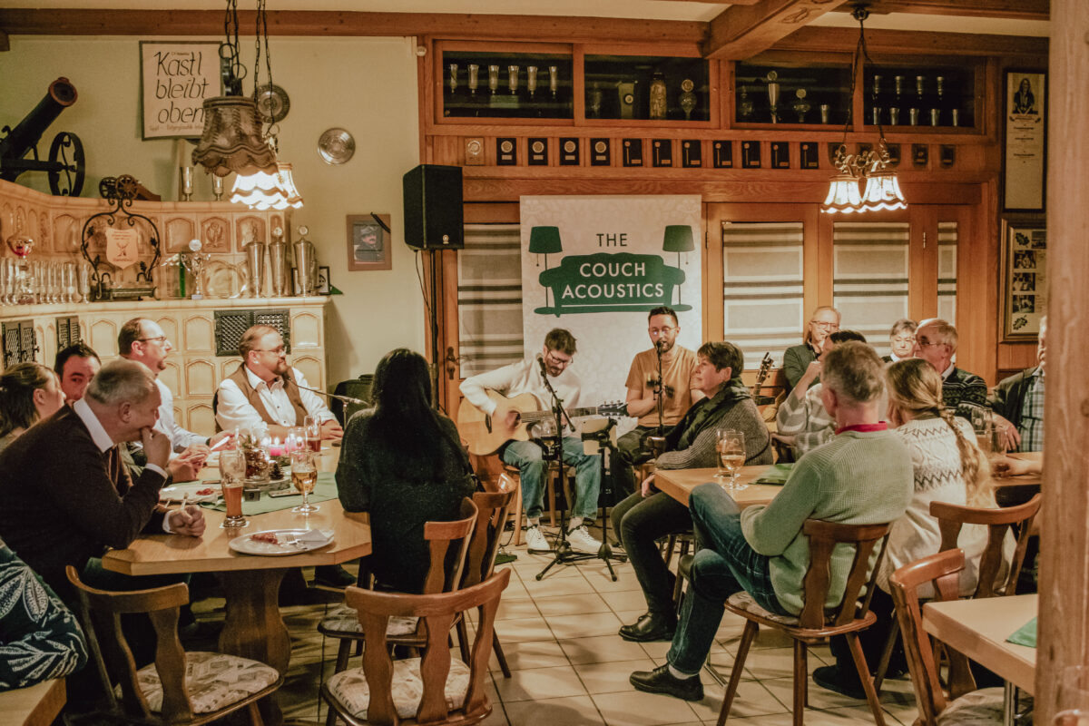 Kachelofengeschichten in Kastl: Erzählabend voller Humor, Musik und Dorfgeschichte
