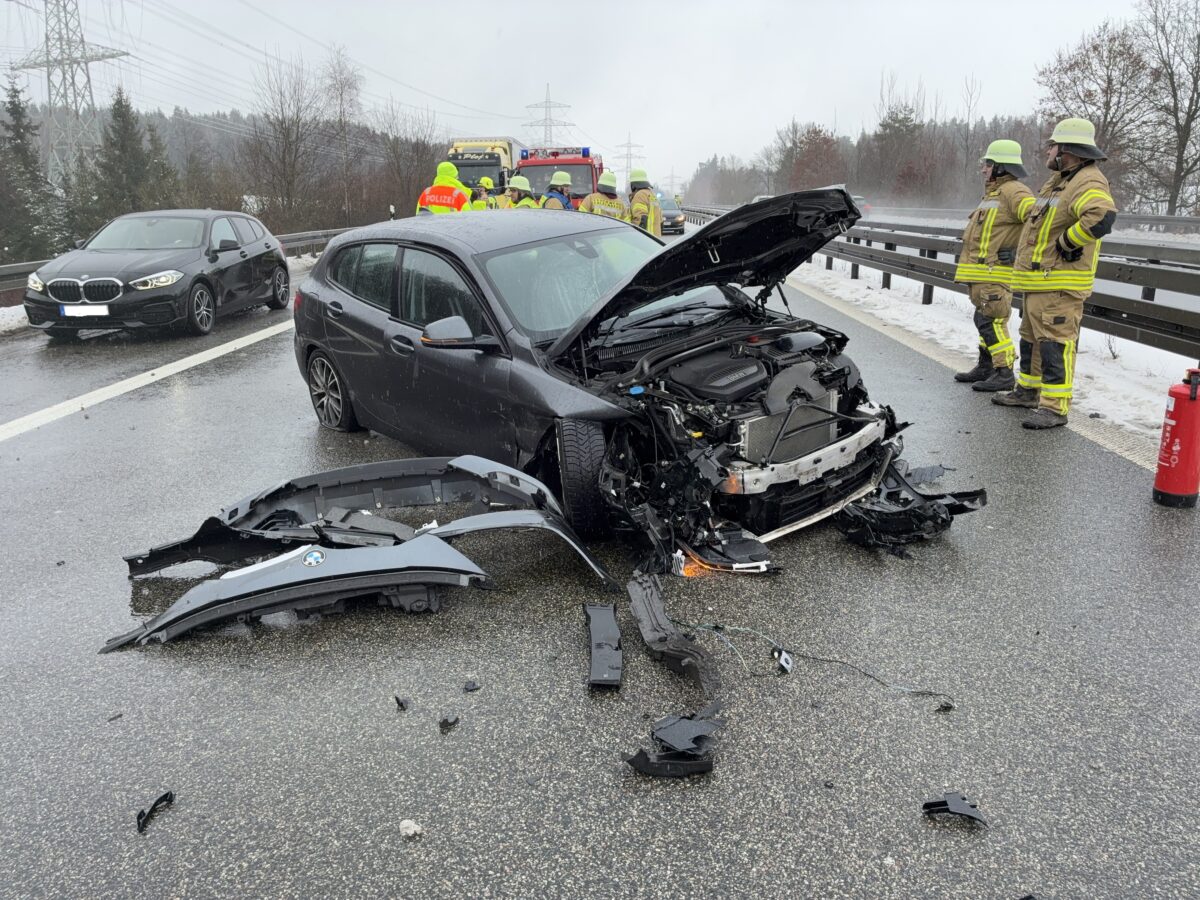 8cm Eisplatte knallt von Anhängerdach auf A93: Kollisionen, Verletzte – Fahrer gesucht!