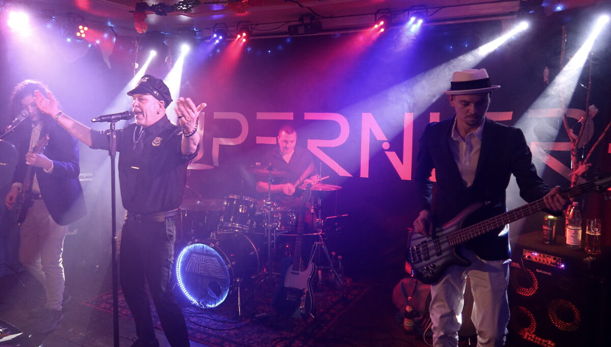 Die Band „Superniere“ feiert auf der „Live Stage“ zehn Jahre Rock