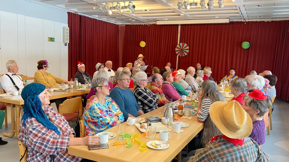 „Café miteinander“ in Faschingslaune: Musik, Häppchen und gute Stimmung