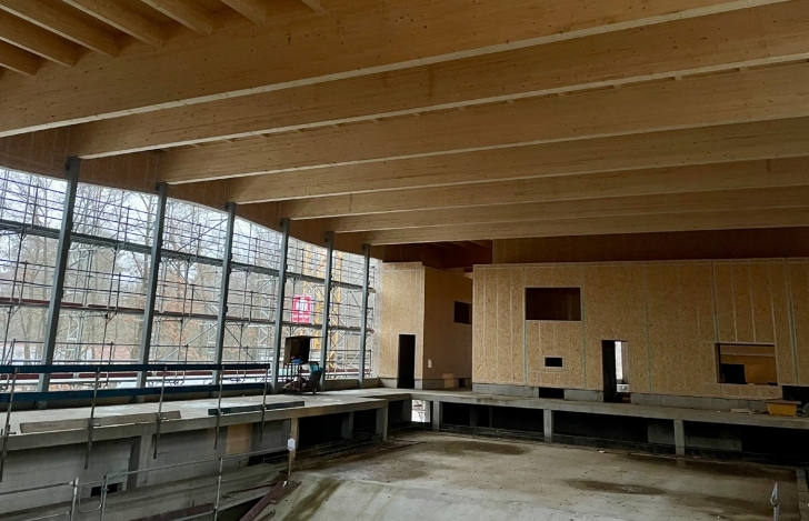 Neubau der Schwimmhalle in Neustadt/WN im Zeitplan – Schwimmhalle für den Landkreis wächst weiter