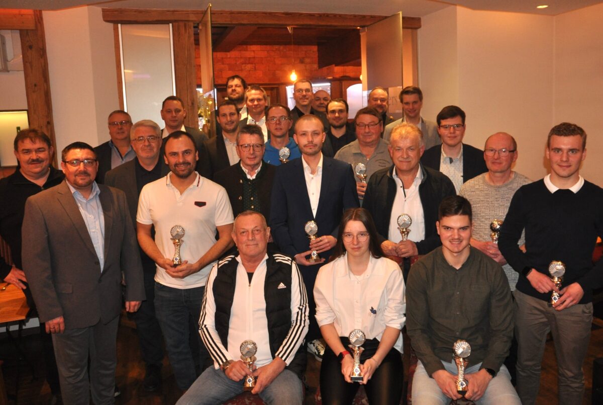 Bezirksehrung Danke Schiri ehrt in Schwandorf 13 Unparteiische