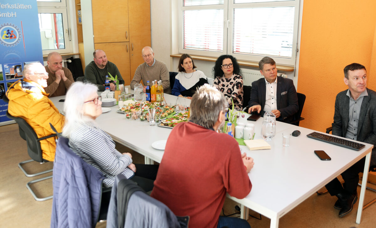 CSU-Politiker besuchen HPZ-Regenbogen-Werkstatt in Weiden