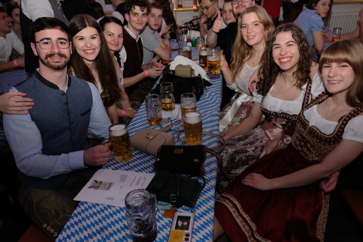 Feuchtfröhlicher Fastenauftakt beim Starkbierfest: „Spoinsad – des samma mia“