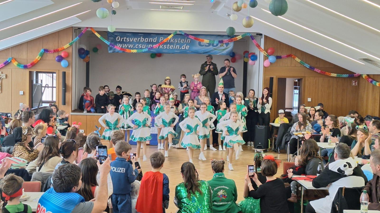 Bunter CSU-Kinderfasching begeistert Parkstein mit Tanz, Musik und Bonbons