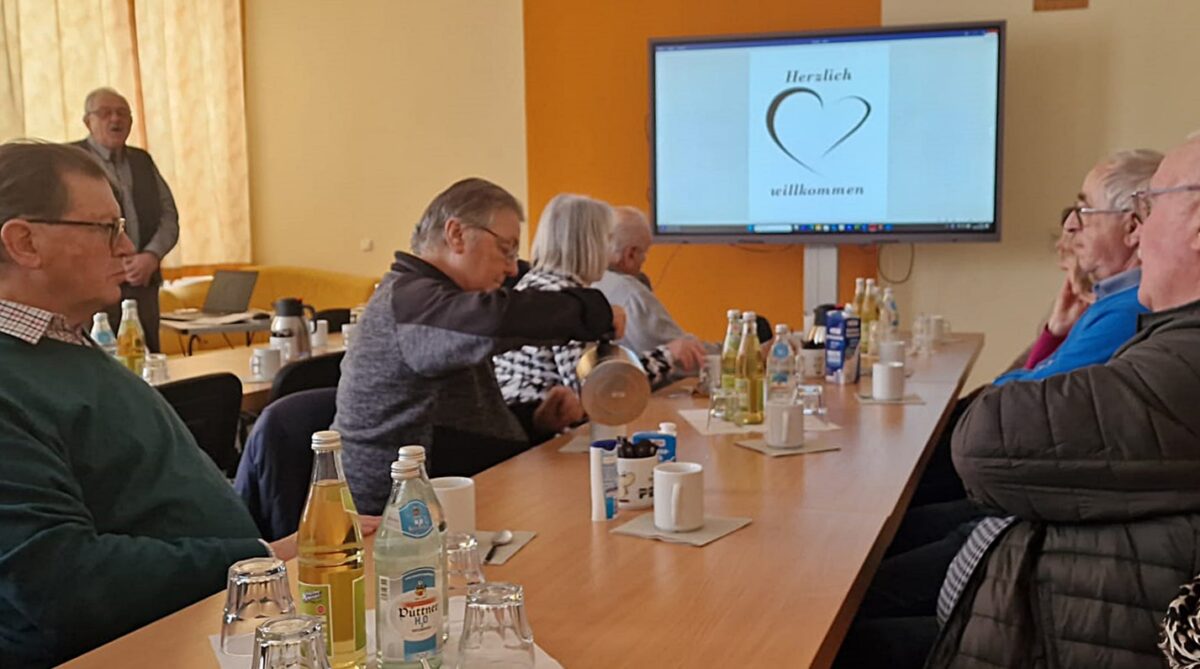 Senioren entdecken Kleindenkmäler bei Buchvorstellung in Schlammersdorf