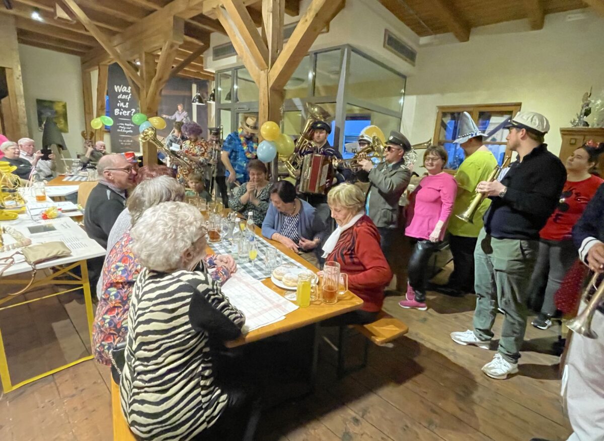 Seniorenfasching in Eslarn lässt das Kommunbrauhaus beben