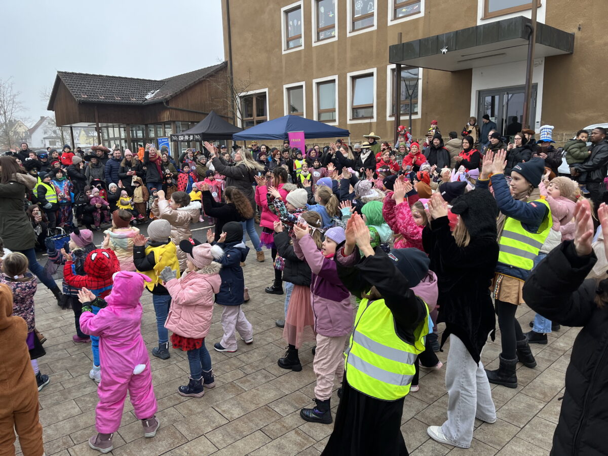 Gute Laune beim Kinderfaschingszug der Unionsfamilie