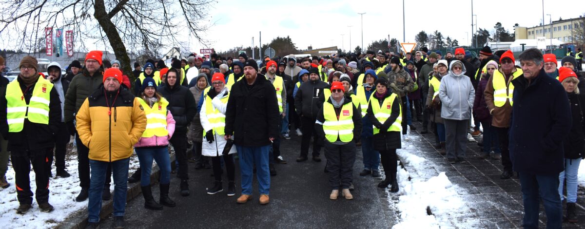 Warnstreik in Grafenwöhr: „Wir sind laut, wenn es um  Kohle klotzen geht“