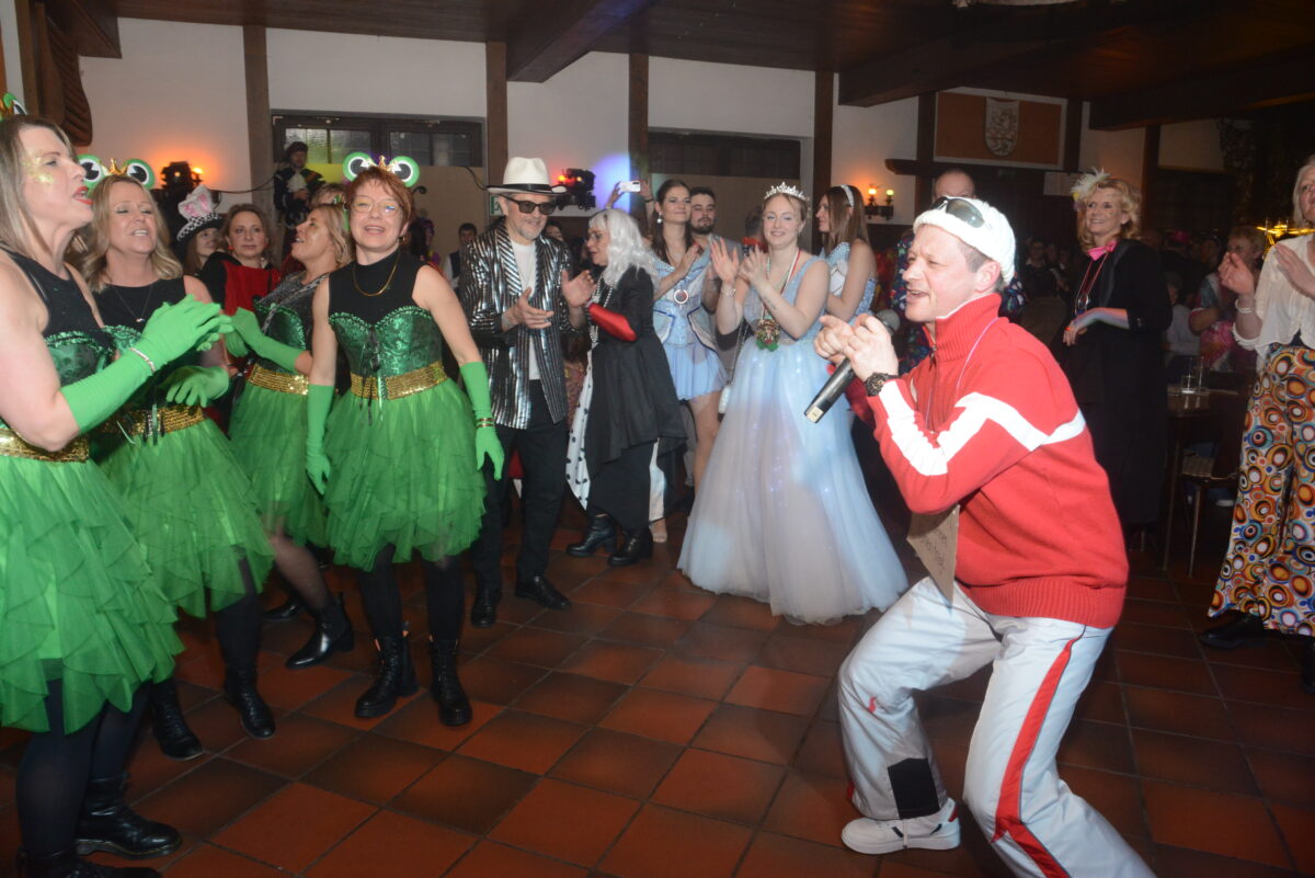DJ-Ötzi-Double heizt Skihaserlball in Pleystein ein