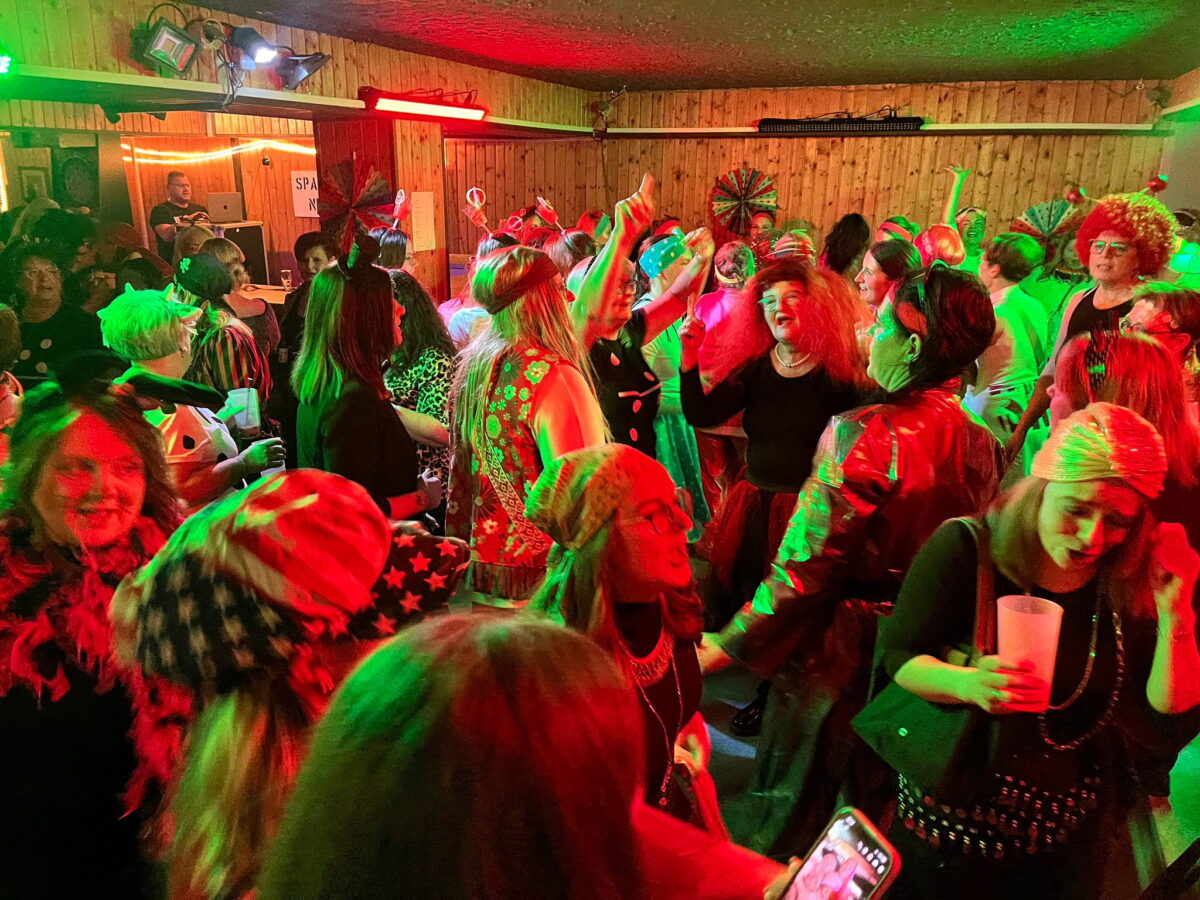 FU-Damen und Gäste beim Weiberfasching in Grafenwöhr außer Rand und Band