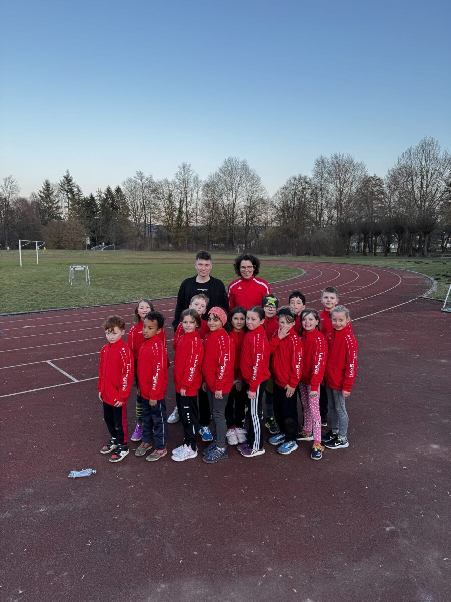 Spende kleidet DJK-Leichtathletikjugend in Weiden neu ein